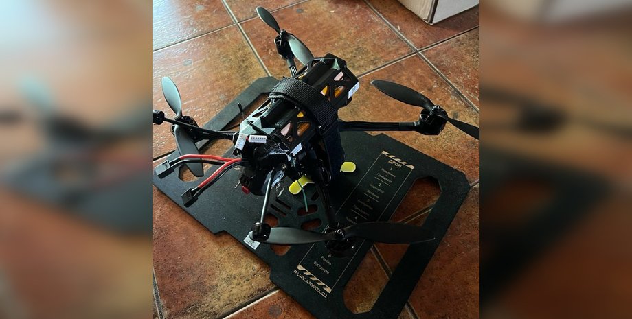 Минобороны в 2025 году заказали FPV-дроны "Феникс", которые самовольно детонировали в 2024 году, а теперь у них плавятся аккумуляторы, заявил Стерненко