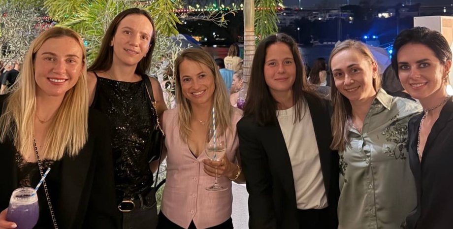 Надія Кіченок сфотографувалася з росіянками