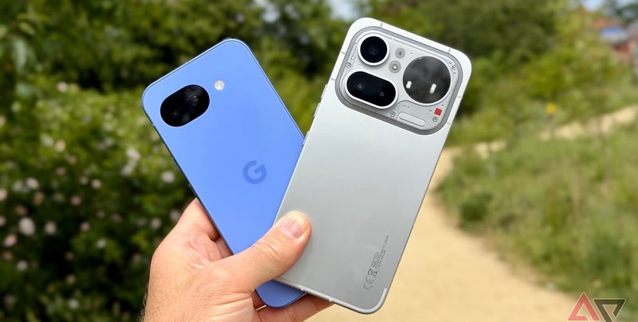 Pixel 10a и Nothing Phone 4a Pro в руке смартфоны Pixel 10a и Nothing Phone 4a Pro