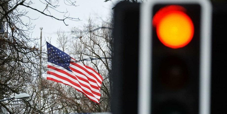 флаг США, красній свет светофора, деревья