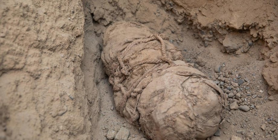 дитяча мумія, місце розкопок, мотузки, фото