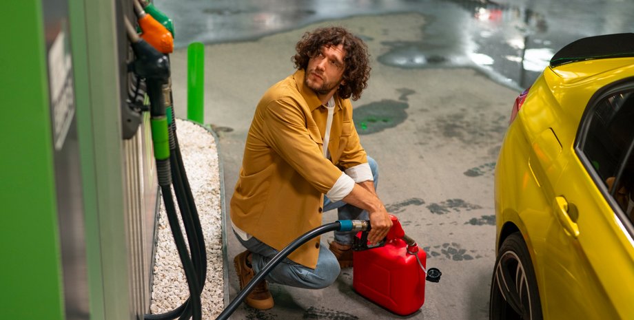 Автовласник на АЗС