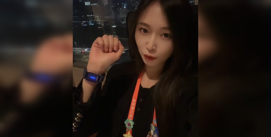 Дівчина з браслетом eCoffee Energyband Браслет WAT Medical eCoffee Energyband