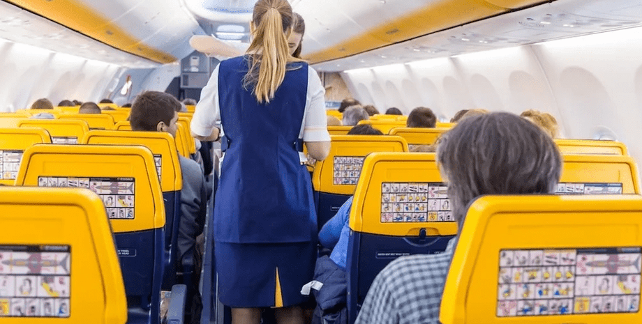 Видео Ryanair, пассажир на полу, сон в самолете, Ryanair, TikTok, уснул в самолете, турбулентность, опасный сон, на борту, поза сна, Ryanair скандал