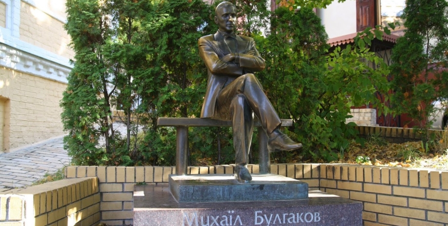 Памятник Булгакову в Киеве / Фото: interesniy-kiev.livejournal.com
