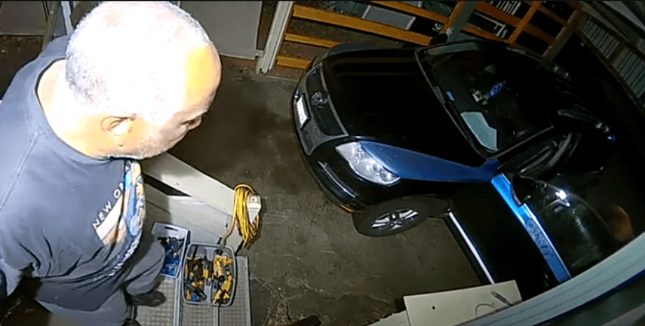 мужчина в гараже