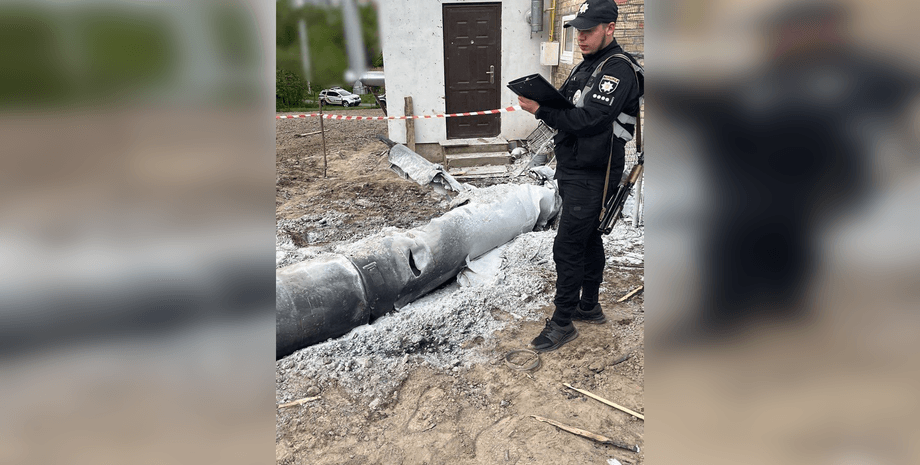 ракета, уламки, поліція, падіння, уламки ракети, фрагменти ракети, ракета Київ, ракета Київська область