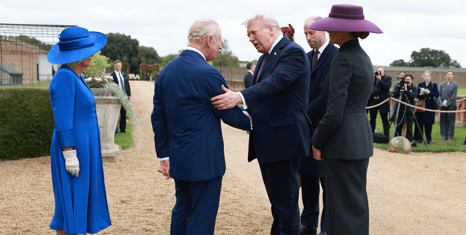 дональд трамп двічі порушив протокол під час зустрічі з королем