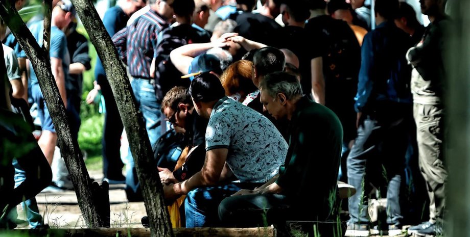 Изображение мужчин на улице