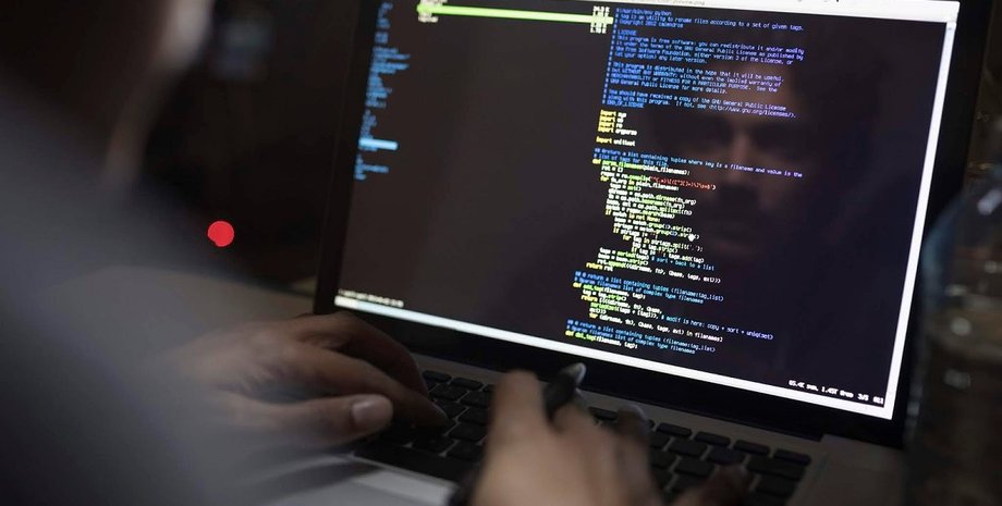 Хакер взламывает компьютер