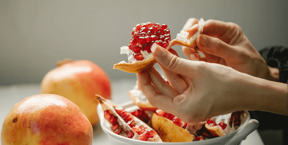 Гранати у руці Гранати на столі