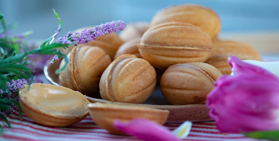 десерт, тісто пісочне, горішки, варене згущене молоко