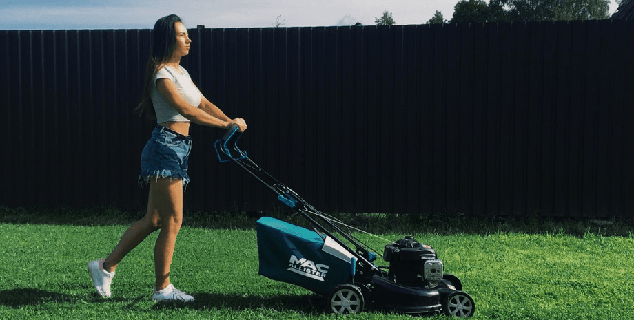 Женщина заметила необычное растение во время стрижки газона, которое оказалось спаржей