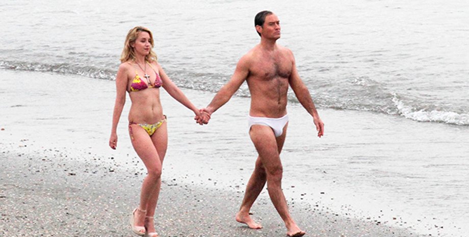 Джуд Лоу с коллегой по сериалу Людивин Санье / Фото: Vogue.