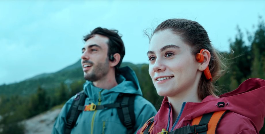 Люди з навушниками MusicCam у горах
