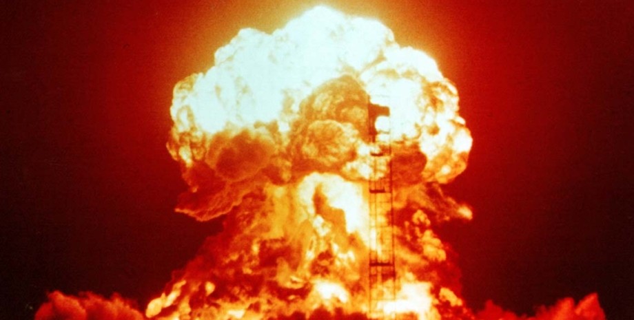 Ядерный гриб, взрыв атомной бомбы