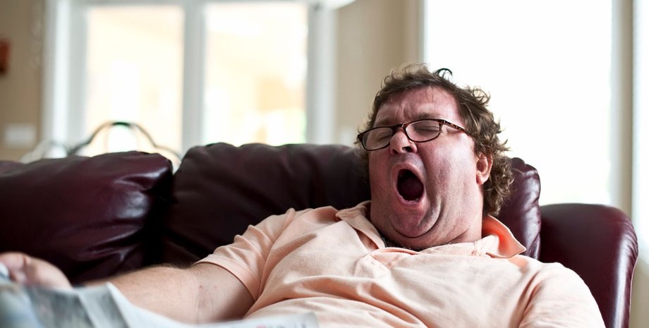 Ледачий чоловік, дорослі сини живу з матір'ю, не платять за житло, вигнали з дому, суд, суддя, син, брататися, за 40 років, сім'я, живуть з батьками