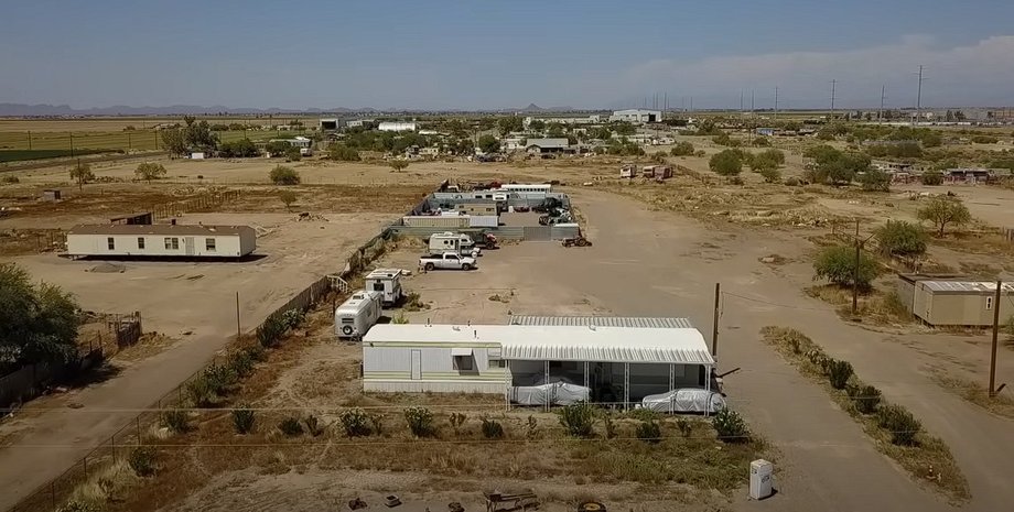 8 лет жил в машинах, жил в фургоне, копил на дом, купил земельный участок, большое долги, не было туалета, ночевал в машине