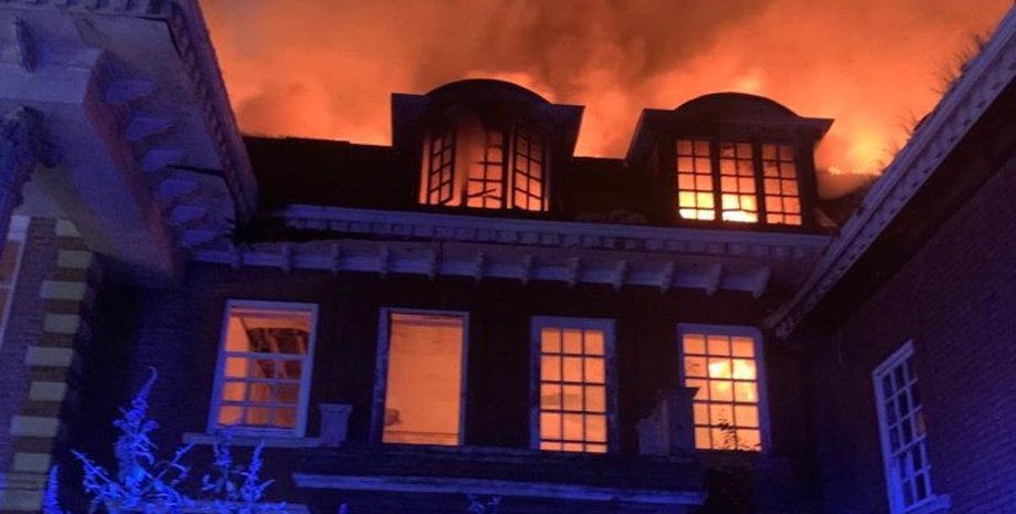 Пожар в заброшенном особняке, особняк, заброшенный особняк, пожар, самая богатая улица в мире, ряд миллиардеров, дом,