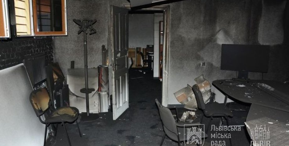 Творческую мастерскую главного архитектора Львова забросали "коктейлями Молотова" / Фото: city-adm.lviv.ua
