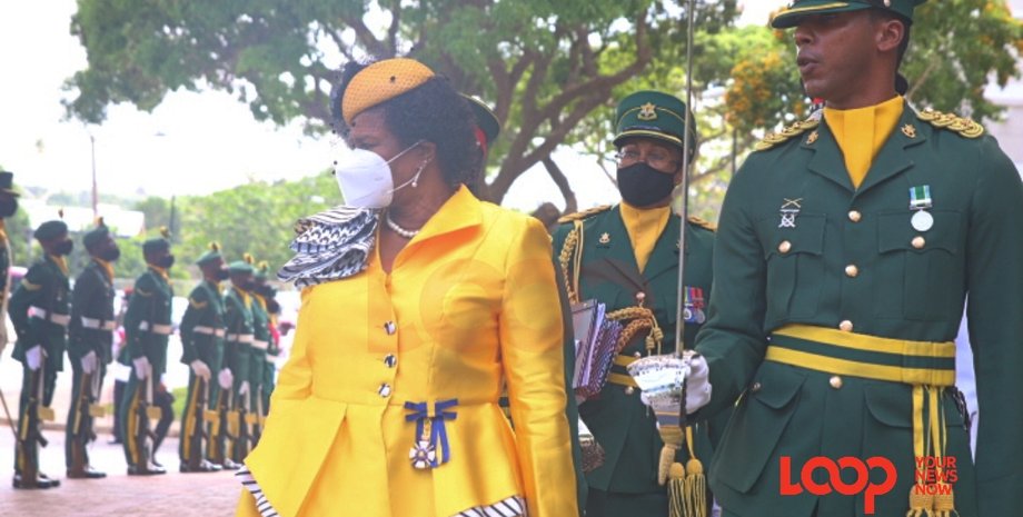 Генерал-губернатор прибыла для открытия сессии парламента Барбадоса. Фото: loopnewsbarbados.com