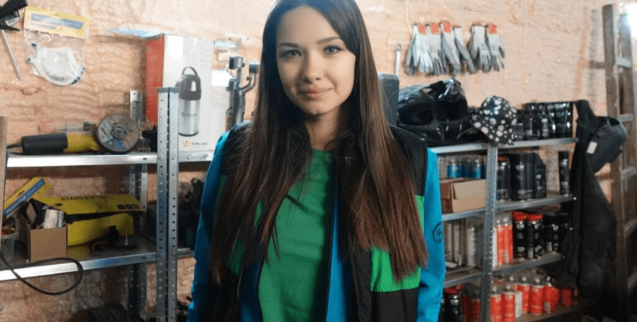 Блогерка, Автодевочка, девушка установила дровяную печь в машину, модификация машины, ремонт машины, согреться в машине зимой