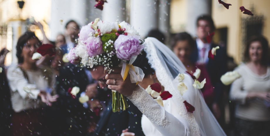 Свадьба невеста держит букет жениха родственники свадебное платье