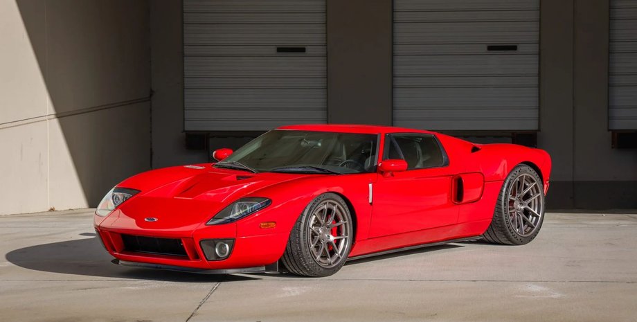 суперкар Ford GT
