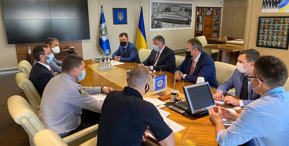 Арсен Аваков во время совещания/фото: mvs.gov.ua
