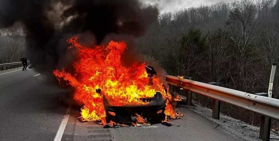 пожар Тесла, сгорела Тесла, Tesla Model S, пожар Tesla, сгорела Tesla, электромобиль Tesla, сгорел электромобиль