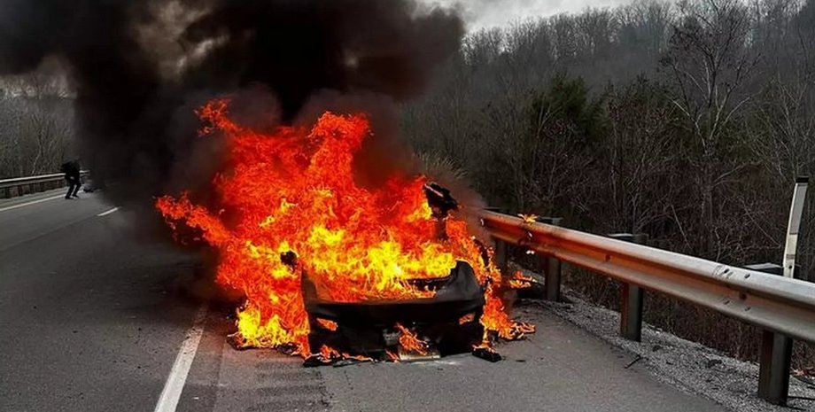 пожар Тесла, сгорела Тесла, Tesla Model S, пожар Tesla, сгорела Tesla, электромобиль Tesla, сгорел электромобиль