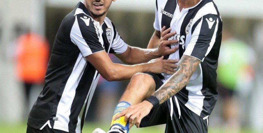 Хачериди после матча со "Спартаком" показывает ультрасу москвичей щитки с украинским флагом. Фото: УНИАН