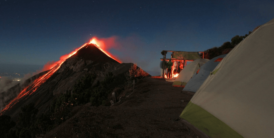 Діючий вулкан, вулкан у Гватемалі, піца, піцу готують на діючому вулкані, екзотична страва, піцу готують на розпеченій лаві