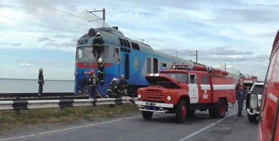 На дамбе посреди Днепра возле Черкасс загорелся поезд с пассажирами / Фото: ck.mns.gov.ua