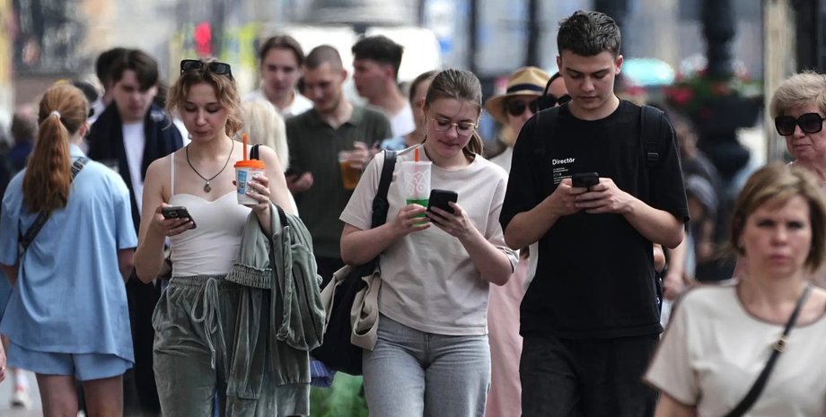 Атаки українських дронів змусили росіян місяцями жити без інтернету Росіяни місяцями живуть без інтернету через атаки дронів