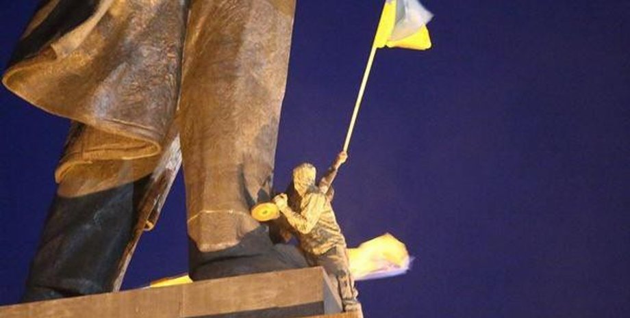 Снос памятника Ленину в харькове / Фото: twitter.com/euromaidan