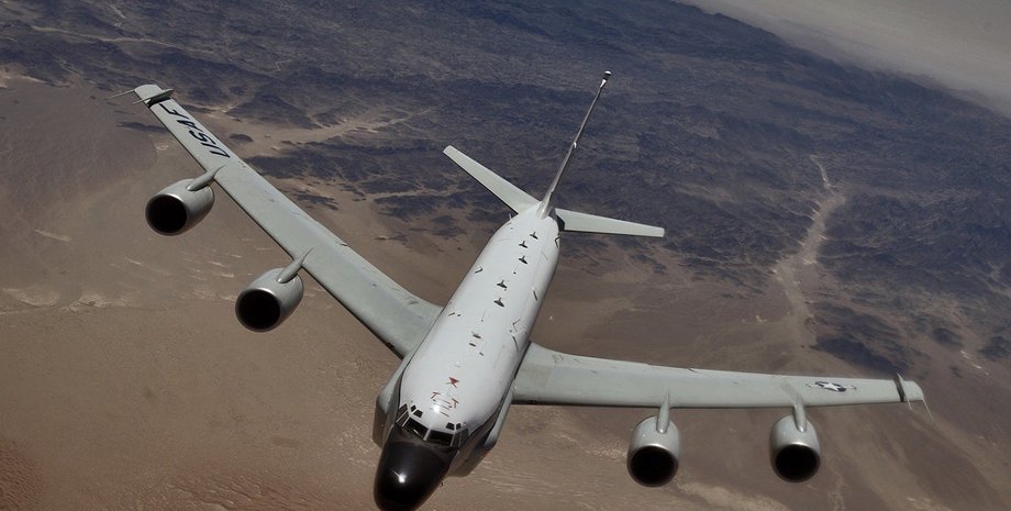Разведывательный самолет США RC-135V Rivet Joint, летавший у берегов Кубы американский самолет-разведчик RC-135V Rivet Joint