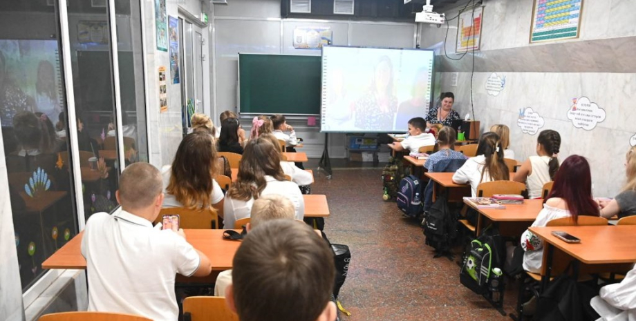 En la capital, como resultado del bombardeo, las escuelas fueron dañadas en los ...