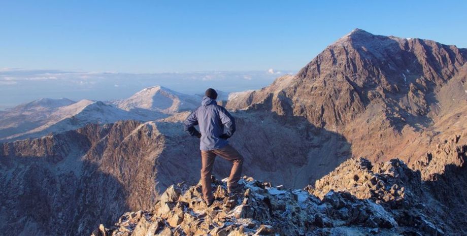 Открытие высоко в горах, группа туристов наткнулась на роскошный горный бассейн, интересное открытие