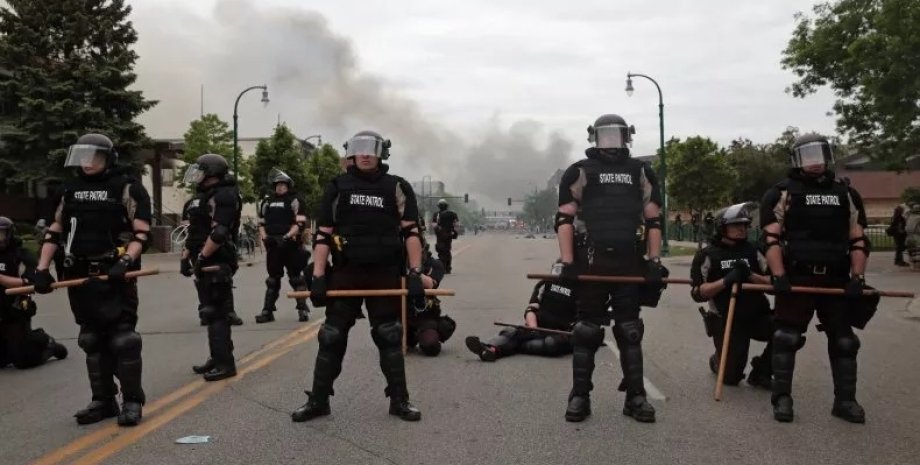 Полиция Миннеаполиса 29 мая. Фото: newsweek.com