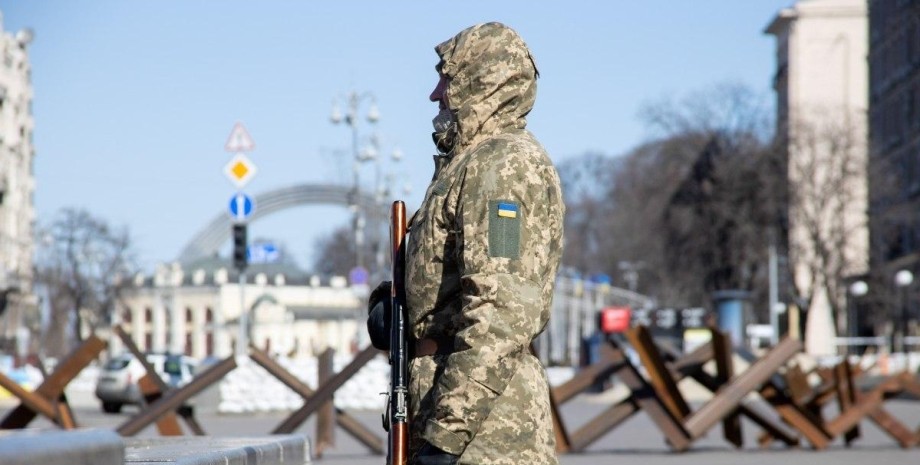 Украинский военный военный, ВСУ, военнобязанные, война в Украине, украинский солдат, повестки, раздача повесток