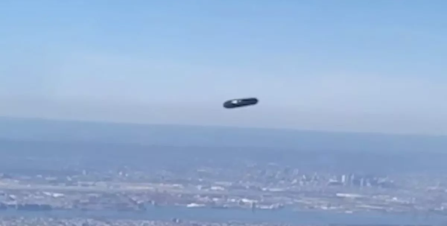 Американка заметила НЛО, НЛО, необычный объект, из окна самолета, над городом, заметила что-то странное, летательный аппарат