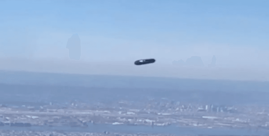 Американка помітила НЛО, НЛО, незвичайний об'єкт, з вікна літака, над містом, помітила щось дивне, літальний апарат