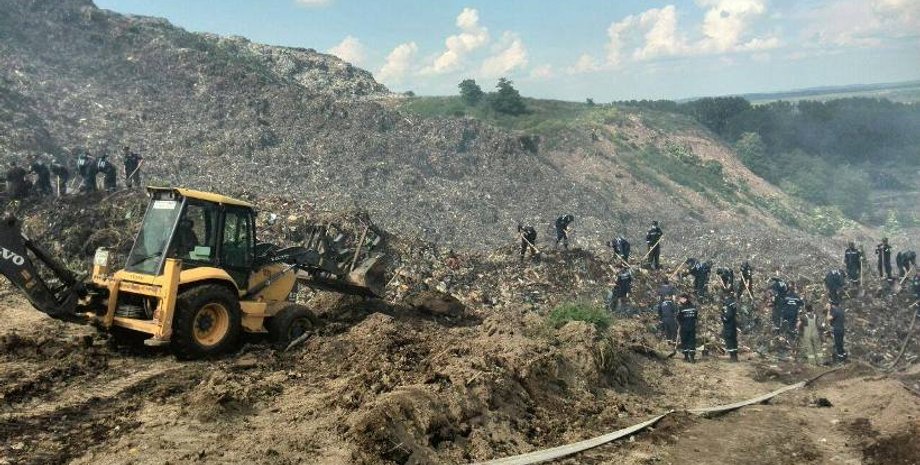 Свалка в селе Большие Грибовичи / Фото: facebook.com/mns.gov.ua