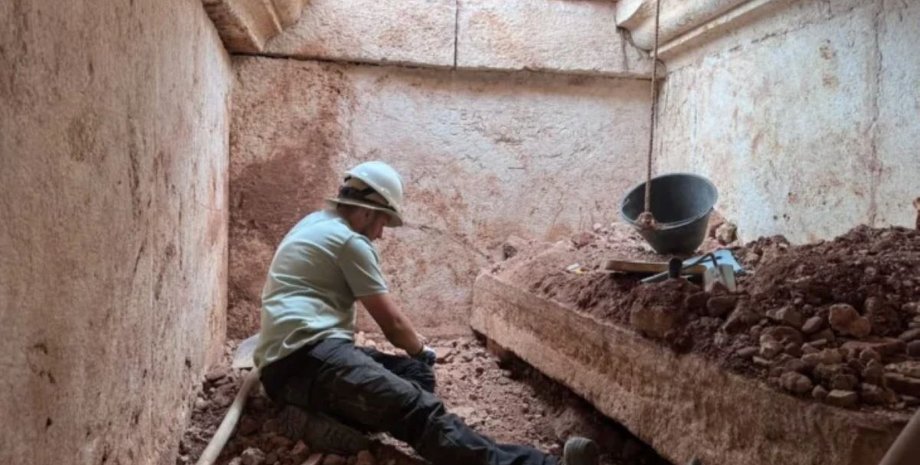 археологи провели раскопки гробницы