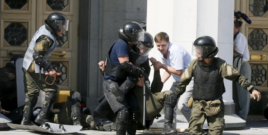 Беспорядки у здания ВР 31 августа 2015 года / Фото: ru.tsn.ua