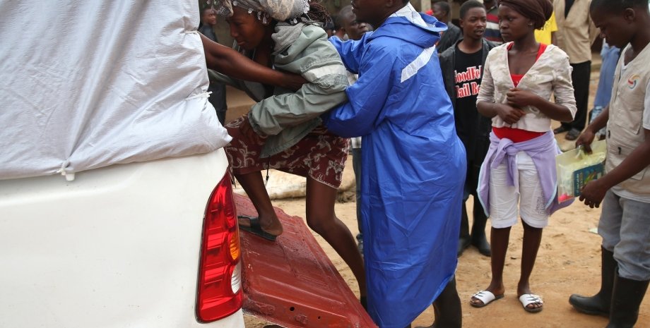 Работа с зараженными в карантинном городке Доло (Либерия) / Фото: Getty Images