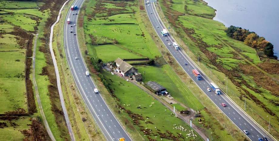 Будинок посеред траси, будинок посеред дороги, будинок, ферма, дорога, траса, автомагістраль, фермери, транспорт, вантажівка, аварія