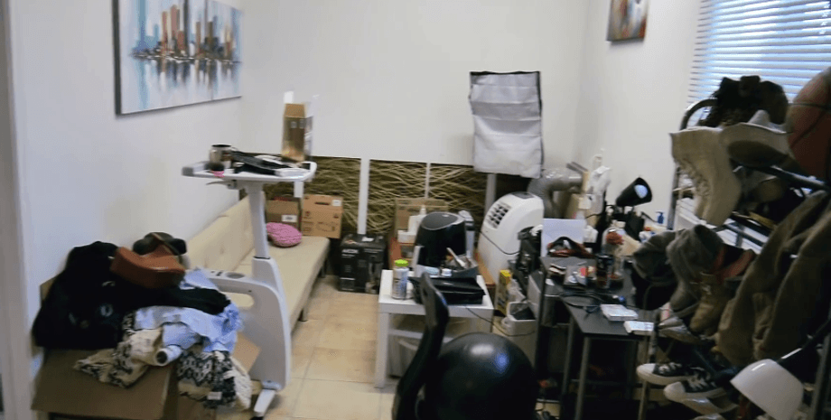 Женщина живет в гараже, крошечный домик, тесное помещение, недорогое жилье, переделали гараж, ремонт гаража, жилое помещение