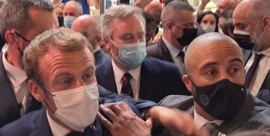 Макрон, яйцо, психбольница